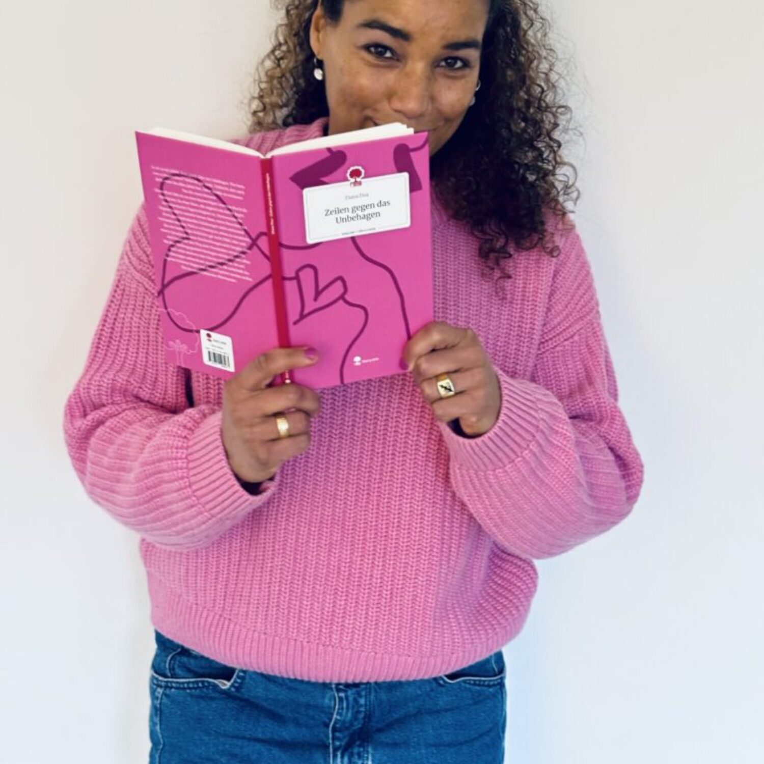 022a_Bild_02-Wort_Lesung_Zeilen-gegen-das-Unbehagen_SO-16-30_Diana-Dua Autorin Diana Dua hält ihr Buch in der Hand