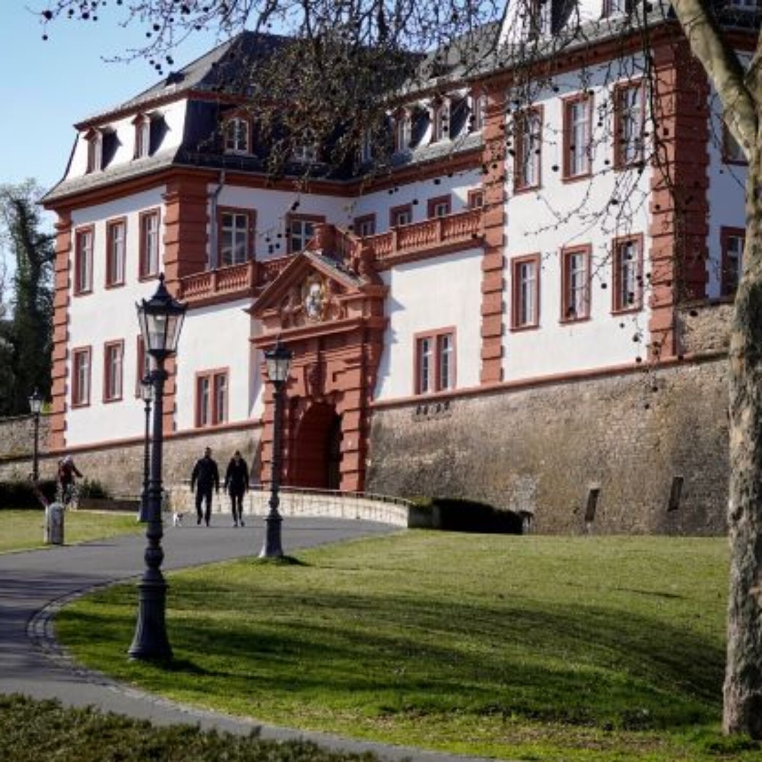Führungen Die Zitadelle von unten Bild des Kommandantenbaus der Zitadelle